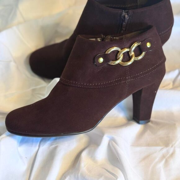 Y2K Women’s Brown Heeled Booties with Gold Accents & Zipper Detail - Picture 4 of 6